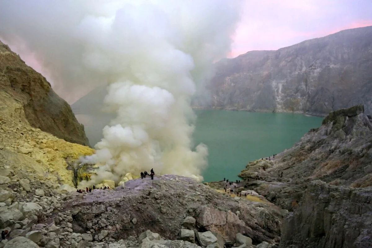 Kawasan wisata dan Penambangan Belerang Kawah Ijen