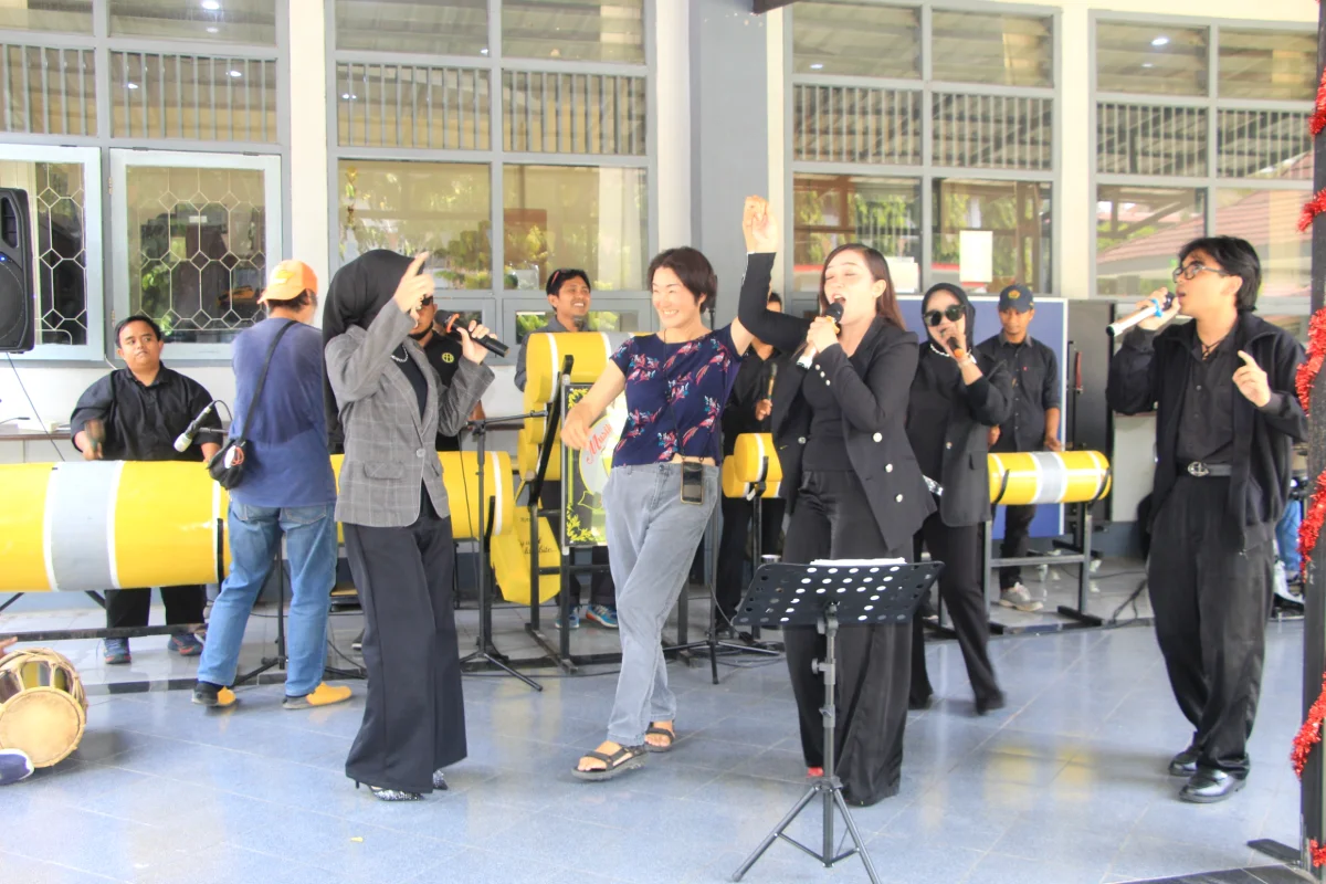 Aiiko Iida menikmati musik patrol mahasiswa dan karyawan FEB Unej