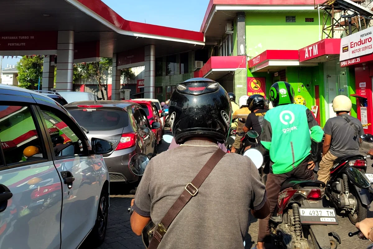 Antrean BBM Mengular Lagi di Jember Pertamina Bilang Stok dan Pasokan Aman