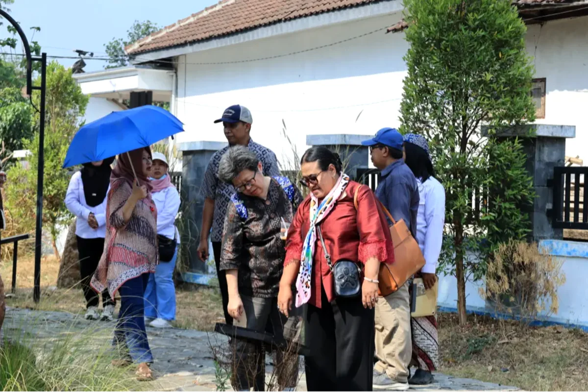 TIm Peneliti Universitas Indonesia saat mengunjungi situs Megalitikum di Bondowoso