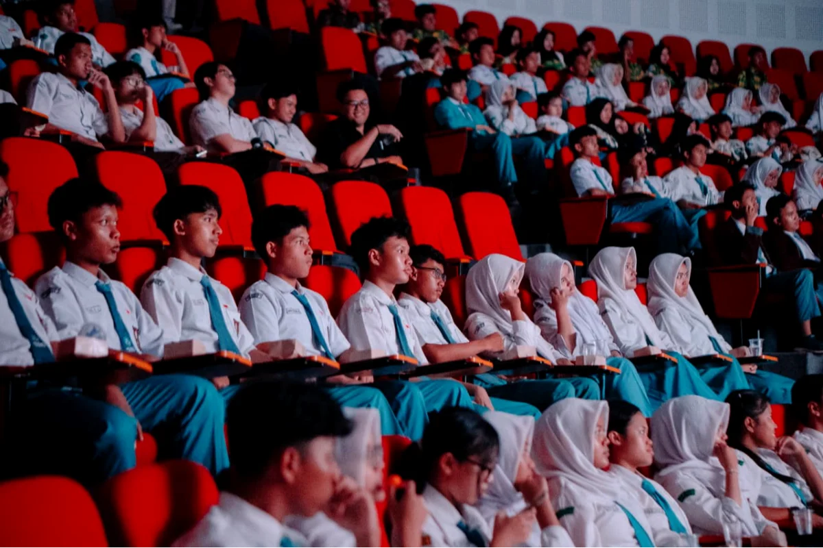 Peserta menyaksikan pemutaran film sebagai bagian dari rangkaian kegiatan UNEFFenture School