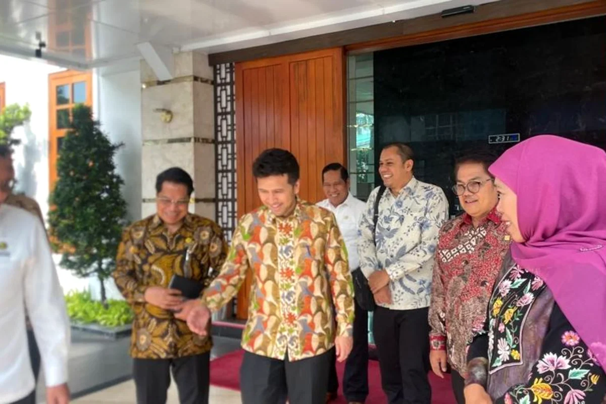 Khofifah dan Emil Dardak di Kantor Kementerian ESDM