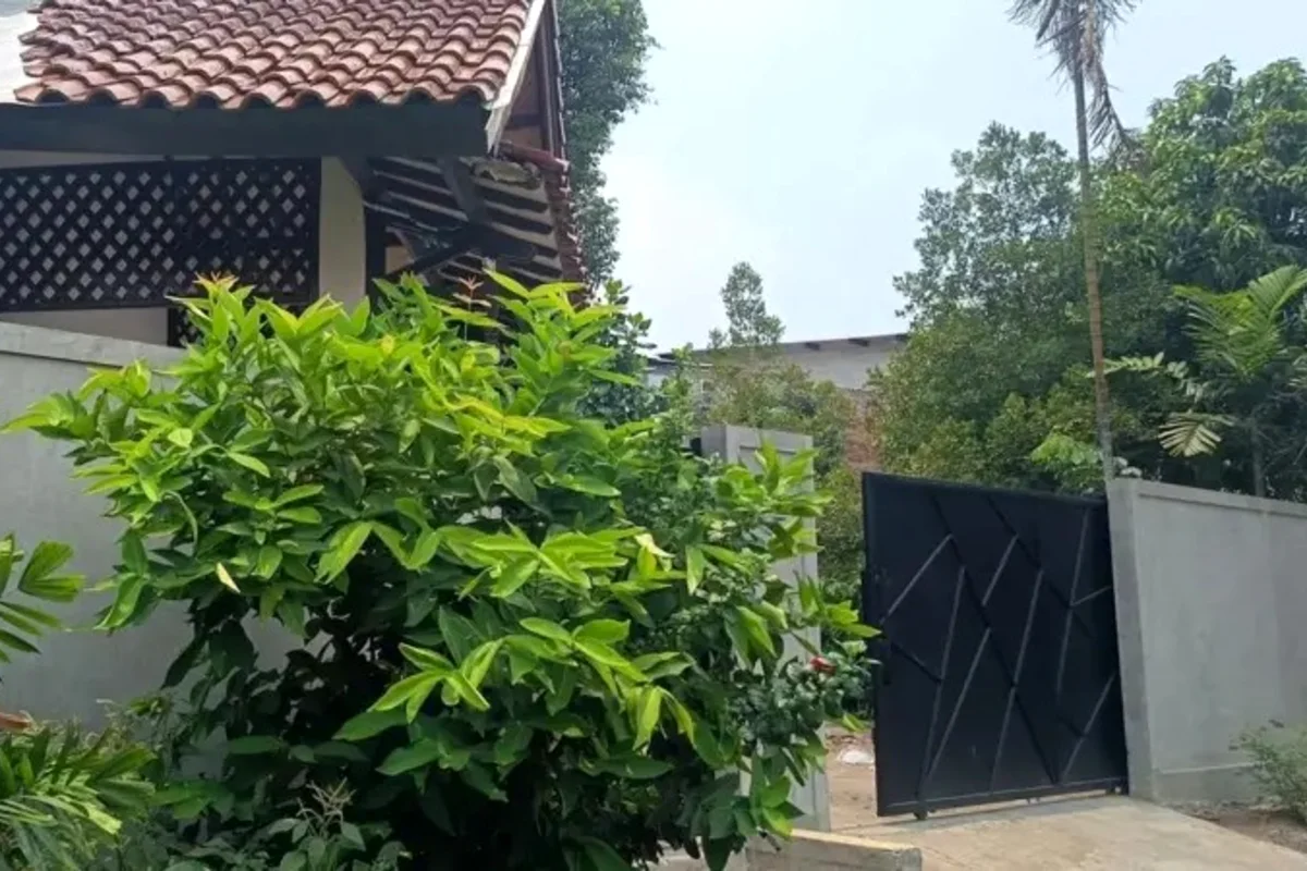 Rumah dinas TNI di Jalan Sederhana VII No. 155, RT 04/RW 06, Kompleks KPAD Cijantung, Pasar Rebo, Jakarta Timur, 
